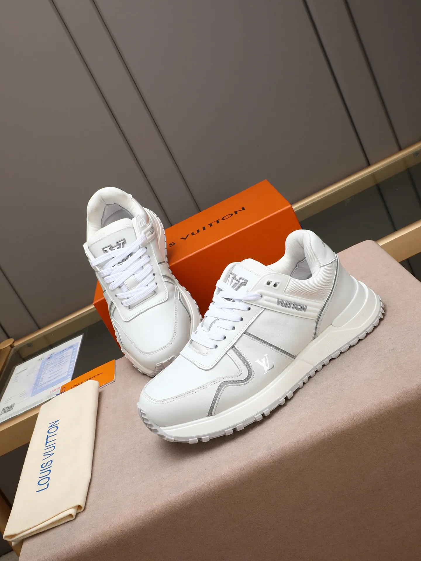 Men's Shoes 💰660 L The Run Away Maxi sneaker debuts in the 2025 collection and continues the iconic design of the Run Away sneaker. The smooth cowhide leather upper features contrasting LV lettering and Vuitton logos, and a lightweight rubber wedge outsole evokes running shoe construction. High level of comfort. Looks good, wears well and matches well. Worth buying! 7 color selection size: 39-44 (45 customized)